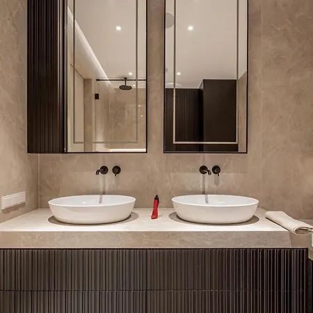 Апартаменти Luxury Parkside In *