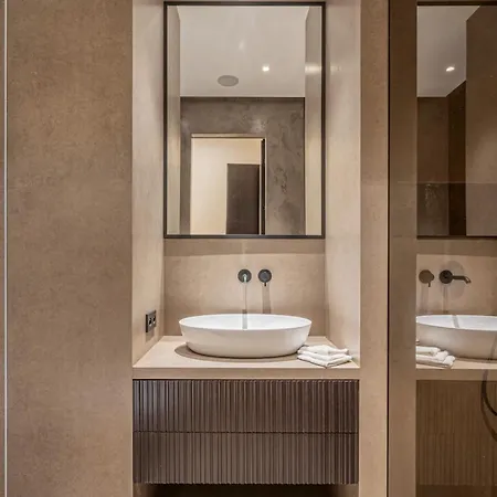 Апартаменти Luxury Parkside In *